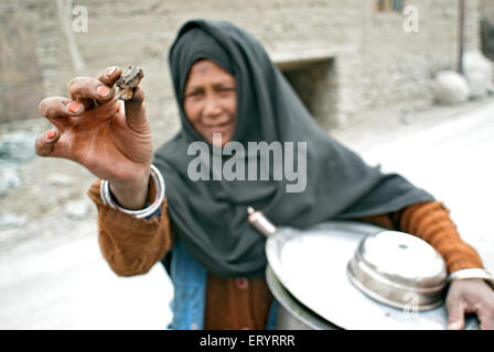 Frau zeigt Granatsplitter, Kargil, Leh, Ladakh, Jammu und Kaschmir, Indien, Asien Stockfoto