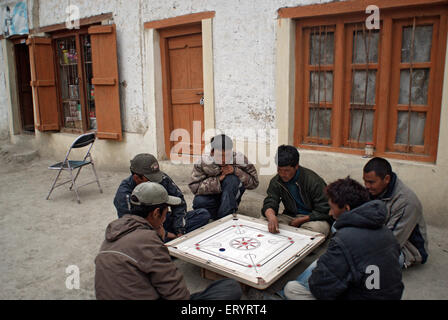 Männer spielen Karambolage in Mulbekh Dorf; Leh; Ladakh; Jammu und Kaschmir; Indien nicht Herr 10. April 2008 Stockfoto