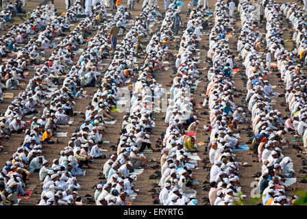 Masse Moslems Gebet ID-Ul Fitr Namaz auf Ramzan Id bei Lashkar-e-Eidgaah-Majdan; Malegaon; Maharashtra; India2 Oktober 2008 Stockfoto