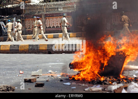 Brennender Müll auf der Straße; gewalttätiger Protest, Bandra; Bombay, Mumbai; Maharashtra; Indien, Asien Stockfoto