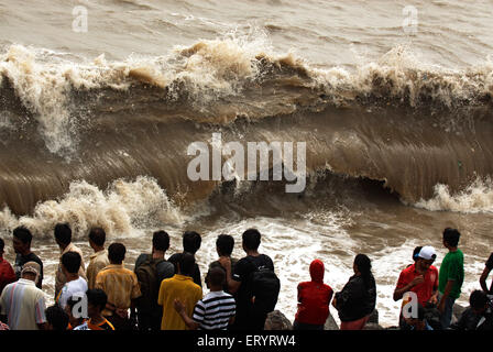 Menschen genießen Monsun Wellen , Marine Drive , Bombay , Mumbai , Maharashtra , Indien , Asien Stockfoto
