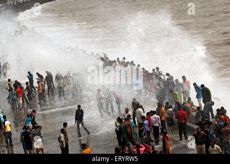 Menschen, die genießen Scatqueens Wellen am marine Drive; Bombay Mumbai; Maharashtra; Indien 24. Juli 2009 Stockfoto