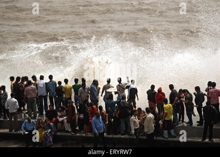 Menschen genießen Monsun Wellen , Marine Drive , Bombay , Mumbai , Maharashtra , Indien , Asien Stockfoto