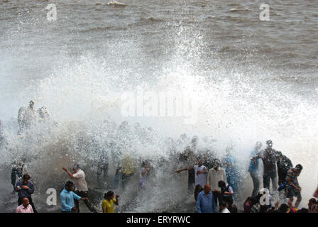 Menschen genießen Monsun Wellen , Marine Drive , Bombay , Mumbai , Maharashtra , Indien , Asien Stockfoto