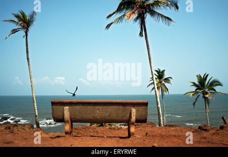 Leere Bank mit Blick auf Meer in Vagator Beach; Goa; Indien 8. Mai 2008 Stockfoto