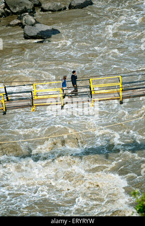 Menschen über Brücke , Jhelum Fluss , Uri , Baramulla , Jammu und Kaschmir , Indien , Asien Stockfoto