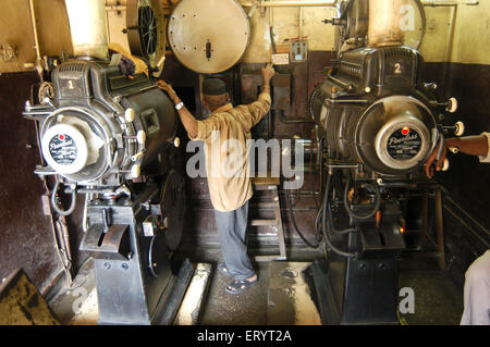 Mann, der einen alten Filmprojektor betreibt, um Filme im Alexandra Cinema oder im Theater in Bombay Mumbai Maharashtra India Asia zu zeigen Stockfoto