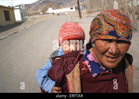 Alte Dame mit Enkel; Leh; Ladakh; Jammu und Kaschmir; Indien nicht Herr 11. April 2008 Stockfoto
