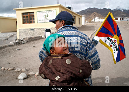 Mann und Sohn mit tibetische Flagge; Leh; Ladakh; Jammu und Kaschmir; Indien 11. April 2008 Stockfoto
