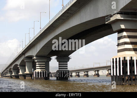 Alt und neu, Vashi Truss Bridge, Thane Creek Bridge, Mankhurd, Vashi, New Bombay, Navi Mumbai, Maharashtra, Indien, Asien Stockfoto