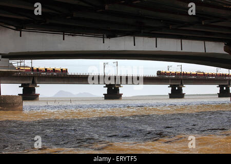 Alt und neu, Vashi Truss Bridge, Thane Creek Bridge, Mankhurd, Vashi, New Bombay, Navi Mumbai, Maharashtra, Indien, Asien Stockfoto