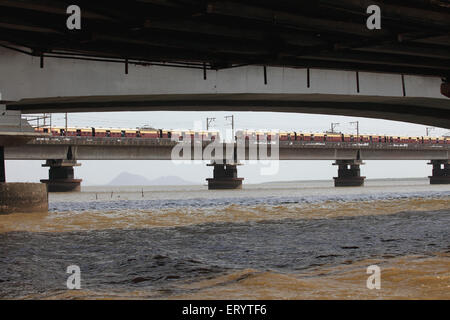 Alt und neu, Vashi Truss Bridge, Thane Creek Bridge, Mankhurd, Vashi, New Bombay, Navi Mumbai, Maharashtra, Indien, Asien Stockfoto