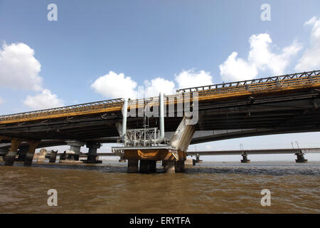 Alt und neu, Vashi Truss Bridge, Thane Creek Bridge, Mankhurd, Vashi, New Bombay, Navi Mumbai, Maharashtra, Indien, Asien Stockfoto