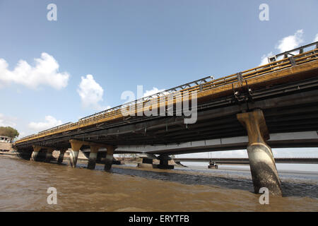 Alt und neu, Vashi Truss Bridge, Thane Creek Bridge, Mankhurd, Vashi, New Bombay, Navi Mumbai, Maharashtra, Indien, Asien Stockfoto