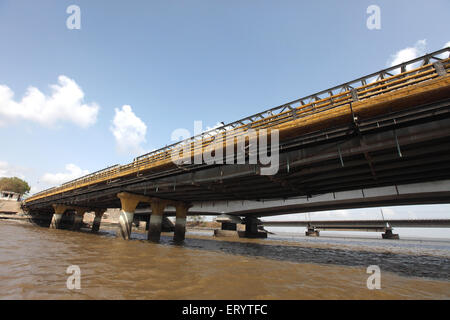 Alt und neu, Vashi Truss Bridge, Thane Creek Bridge, Mankhurd, Vashi, New Bombay, Navi Mumbai, Maharashtra, Indien, Asien Stockfoto