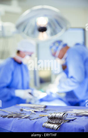 Chirurgische Instrumente auf Tablett im OP-Saal Stockfoto
