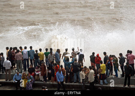 Mumbai Monsun, Menschen genießen Meereswellen, Marine Drive, Bombay, Mumbai, Maharashtra, Indien, Asien Stockfoto