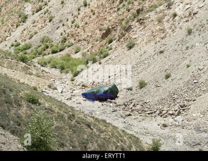 Lhasa. 10. Juni 2015. Foto aufgenommen am 10. Juni 2015 zeigt den untergegangenen Trainer in wasserdichte Tuch im Gonggar County, Südwest-China Tibet autonome Region gewickelt. Elf Menschen wurden, bestätigten Toten und eine weitere acht wurden verletzt, nachdem Trainer von einer Klippe um 09:14 am Mittwoch im Gonggar County fiel. Ermittlungen zu dem Unfall sind im Gange. Bildnachweis: Liu Dongjun/Xinhua/Alamy Live-Nachrichten Stockfoto