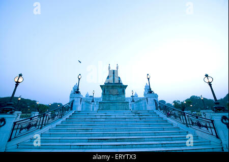 Königin Victoria sitzt auf dem Thron in der Abenddämmerung vor Victoria Memorial, Kalkutta, Kalkutta, Westbengalen, Indien, Asien Stockfoto