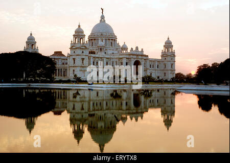 Victoria Memorial Spiegelung im Wasser bei Sonnenuntergang; Kolkata; Westbengalen; Indien Stockfoto