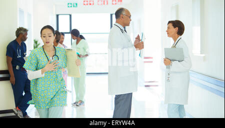 Ärzte sprechen im Krankenhausflur Stockfoto