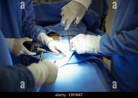 Chirurgen, die Durchführung der Operation im OP-Saal Stockfoto