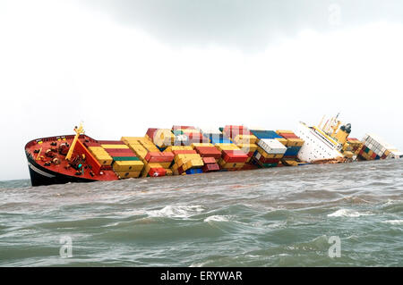 Containerschiff Chitra gekippt gefährlich kollidieren im Meer; Bombay Mumbai; Maharashtra; 9. August 2010 Indien Stockfoto