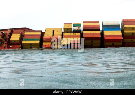 Containerschiff Chitra gekippt gefährlich kollidieren im Meer; Bombay Mumbai; Maharashtra; 9. August 2010 Indien Stockfoto