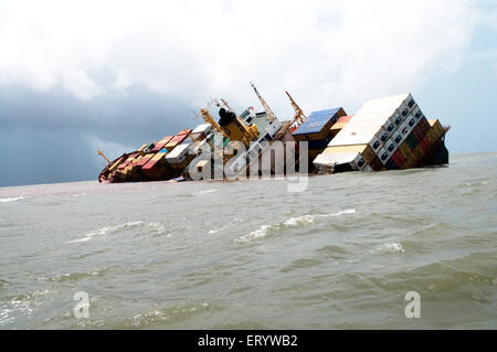 Containerschiff Chitra gekippt gefährlich kollidieren im Meer; Bombay Mumbai; Maharashtra; 9. August 2010 Indien Stockfoto