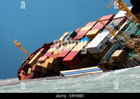 Containerschiff Chitra gekippt gefährlich kollidieren im Meer; Bombay Mumbai; Maharashtra; 9. August 2010 Indien Stockfoto