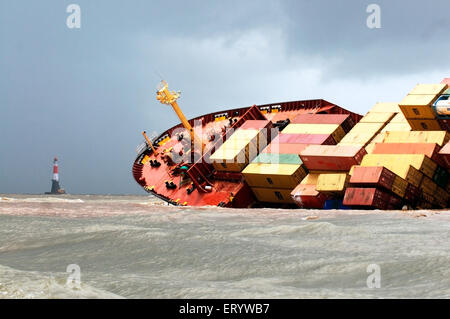 Containerschiff Chitra gekippt Dangerously in Meer, Bombay, Mumbai, Maharashtra kollidieren, Indien - 9. August 2010 Stockfoto