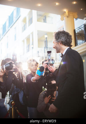 Prominenten interviewt und fotografiert von Paparazzi beim event Stockfoto