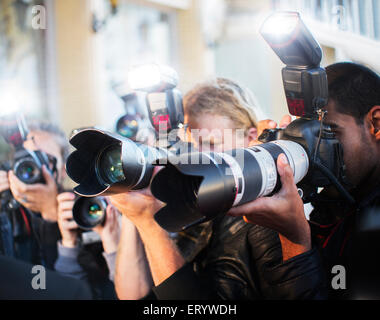 Nahaufnahme von Paparazzi-Fotografen zeigen Kameras bei Veranstaltung Stockfoto