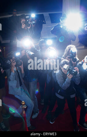 Paparazzi-Fotografen zeigen Kameras am roten Teppich Stockfoto