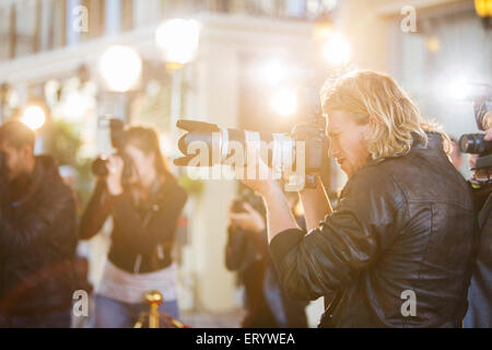 Paparazzi-Fotografen zeigen Kameras bei Veranstaltung Stockfoto