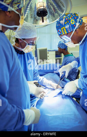 Chirurgen, die Durchführung der Operation im OP-Saal Stockfoto