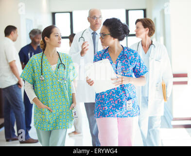 Krankenschwestern im Krankenhausflur sprechen Stockfoto
