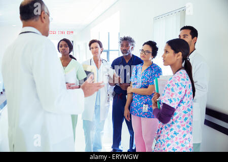 Führende Team-Meeting im Krankenhausflur Arzt Stockfoto