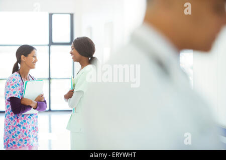 Krankenschwestern im Krankenhausflur sprechen Stockfoto