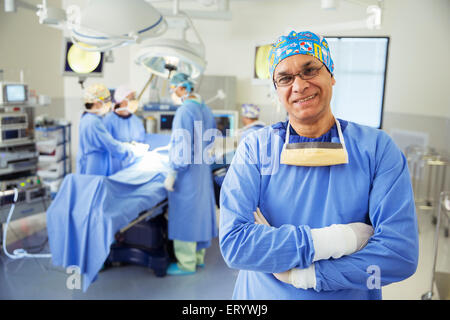 Porträt von zuversichtlich Chirurg im OP-Saal Stockfoto