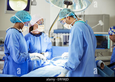 Chirurgen, die Durchführung der Operation im OP-Saal Stockfoto