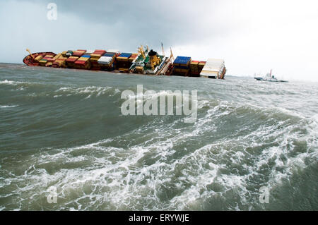 Containerschiff Chitra gekippt gefährlich kollidieren im Meer; Bombay Mumbai; Maharashtra; 9. August 2010 Indien Stockfoto