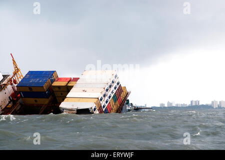 Containerschiff Chitra gekippt gefährlich kollidieren im Meer; Bombay Mumbai; Maharashtra; 9. August 2010 Indien Stockfoto