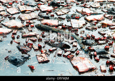 Öl getränkten Biskuit Pakete schweben durch Containerschiff Chitra kollidieren im Meer Bombay Mumbai; Maharashtra; Indien Stockfoto