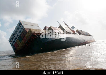 Containerschiff Chitra gekippt gefährlich kollidieren im Meer; Bombay Mumbai; Maharashtra; Indien Stockfoto