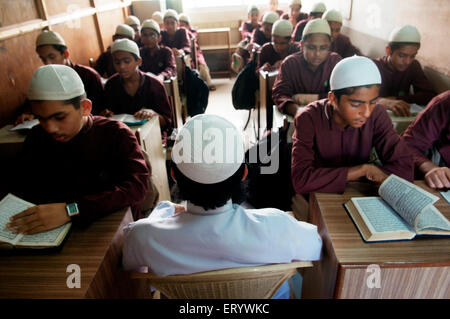 Madrasa, Madarsa, Madrasah, Medrasa, Madrassa, madraza, Medrese, Jungen beim Koranlesen, Koran, Bombay, Mumbai; Maharashtra; Indien, asien Stockfoto