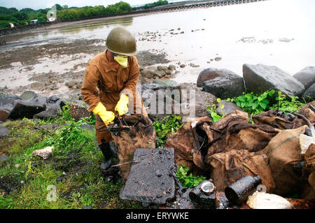 Ölpest Schaden Verschmutzung Müll, Elephanta Island, Mumbai Hafen, Bombay, Mumbai, Maharashtra, Indien, Asien Stockfoto