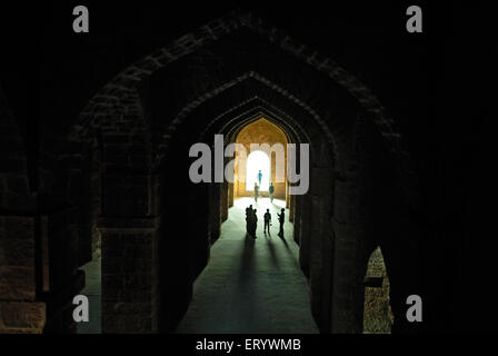 Besucher im Ambarkhana Fort in der Nähe von Panhala; Kolhapur; Maharashtra; Indien Stockfoto