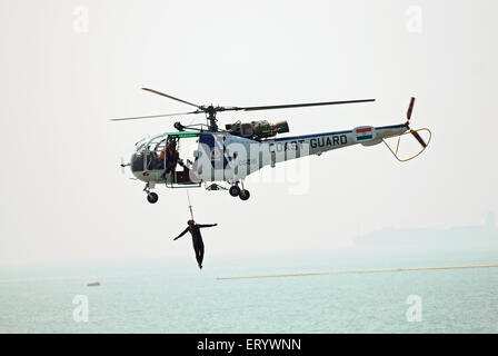 Navy Küstenwache Hubschrauber Rettung , Bombay , Mumbai , Maharashtra , Indien , Asien Stockfoto