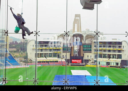 Glasreiniger, Cricket Stadium D Y Patil; Nerul; Navi-Bombay Mumbai; Maharashtra; Indien Stockfoto